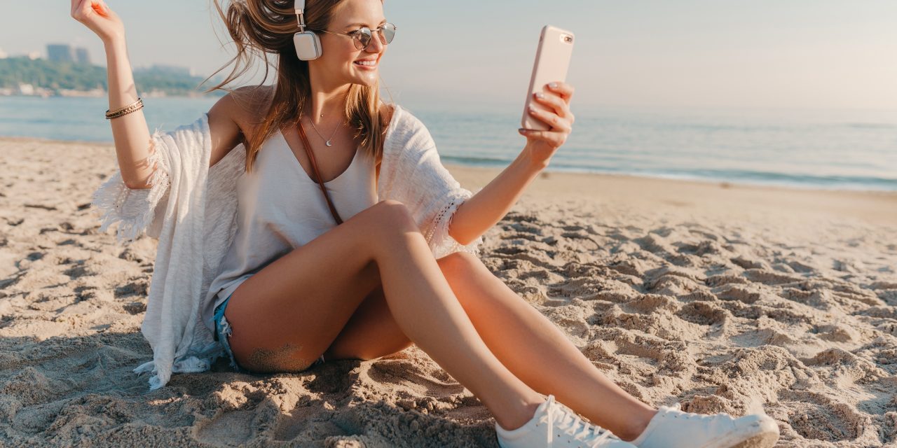 https://sorridibene.etweb.it/wp-content/uploads/2021/06/young-attractive-blond-smiling-woman-taking-selfie-photo-phone-vacation-sitting-beach-1280x640.jpg