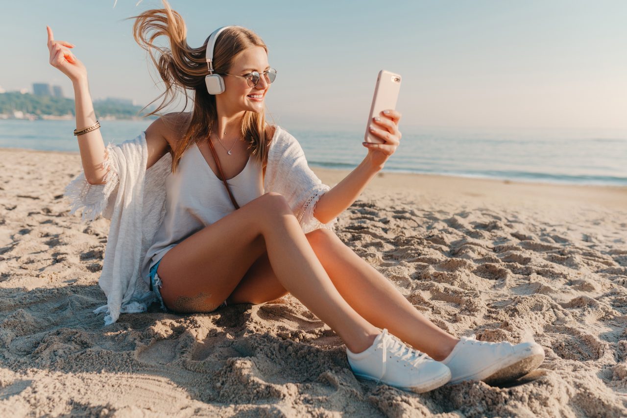 https://sorridibene.etweb.it/wp-content/uploads/2021/06/young-attractive-blond-smiling-woman-taking-selfie-photo-phone-vacation-sitting-beach-1280x853.jpg